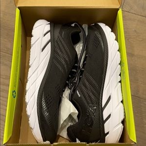 Hoka tennis shoes size women’s 9.5